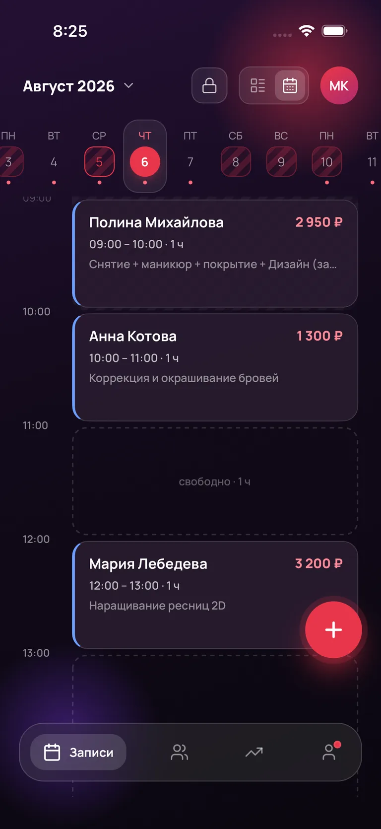 Календарь мастера: лента дней недели и день по часам — занятые слоты с именем клиента, услугой и ценой, свободные помечены «свободно» с остатком времени